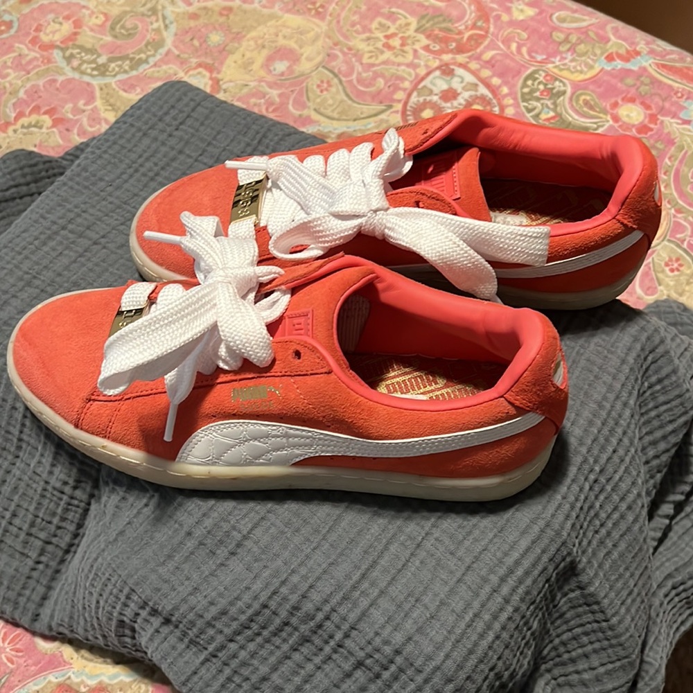 Ladie suede salmon 8.5 PUMA TENNIS SHOES - Picture 2 of 8